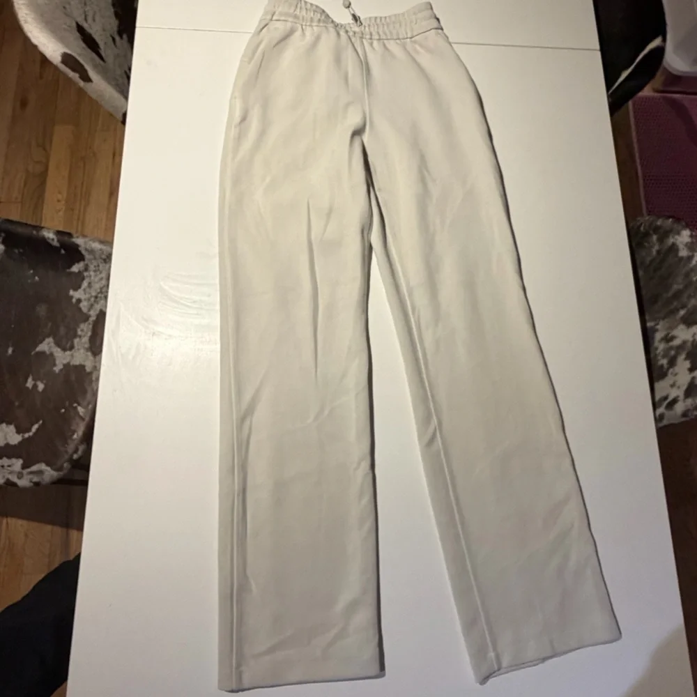 Lululemon Elegant Cream Track Pants for Women - Picture 1 of 3